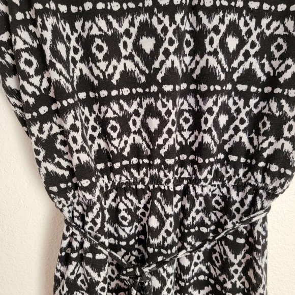 Wrapper Black and White Romper Geometric Pattern Sleeveless V Neck Matching Belt - Picture 15 of 16